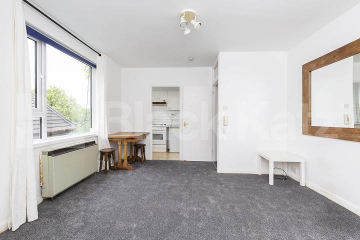 Newly Carpeted self contained Studio located in the heart of Crouch end Crescent Road, Crouch End 